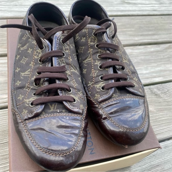 Classic Louis Vuitton Sneakers - Picture 5 of 9